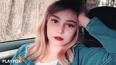 מותק סקסי מוצץ בשמחה את כרטיס הנחה